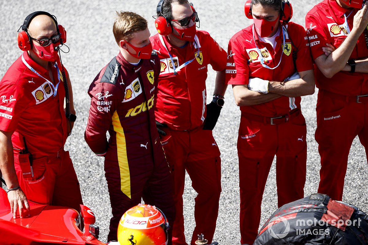 Mick Schumacher se prepara para conducir el Ferrari F2004