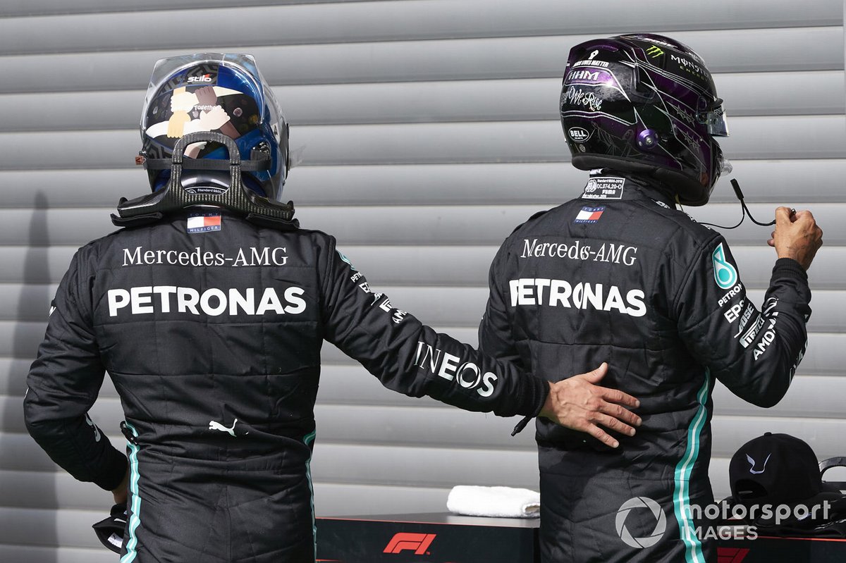 Valtteri Bottas, Mercedes-AMG Petronas F1, si congratula con Lewis Hamilton, Mercedes-AMG Petronas F1, per la pole