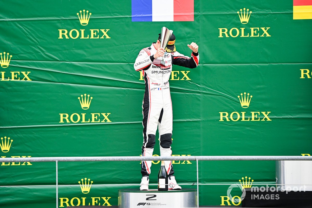 Theo Pourchaire, ART Grand Prix festeggia sul podio con lo champagne