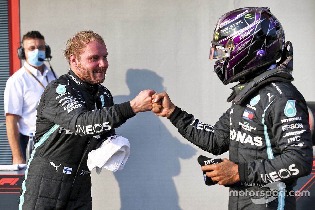Pole Sitter Valtteri Bottas, Mercedes-AMG F1 e Lewis Hamilton, Mercedes-AMG F1 festeggiano nel parco chiuso
