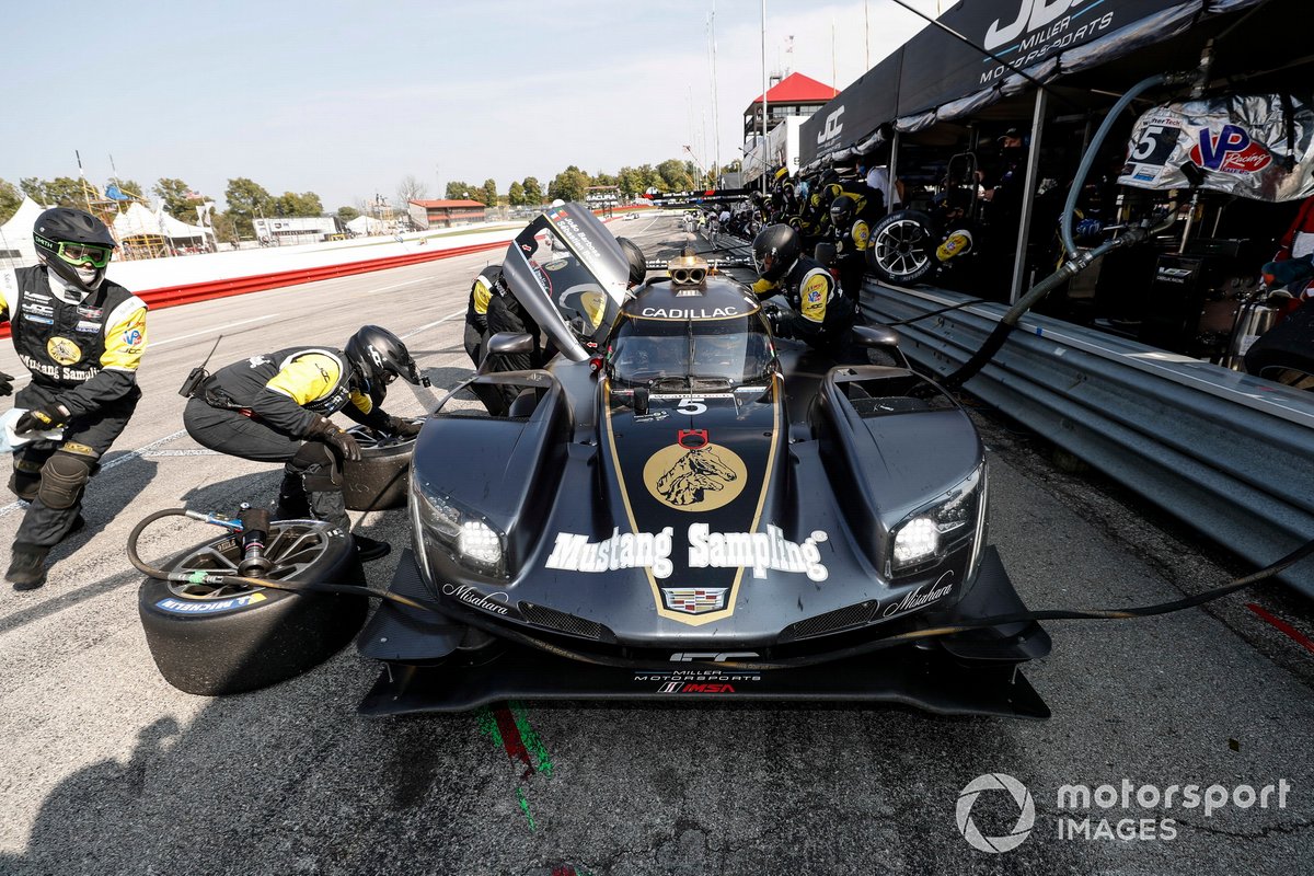 #5 Mustang Sampling Racing / JDC-Miller MotorSports Cadillac DPi, DPi: Sebastien Bourdais, Joao Barbosa, pit stop