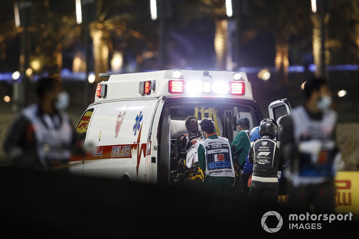Romain Grosjean, Haas F1, in un ambulanza dopo l'incidente