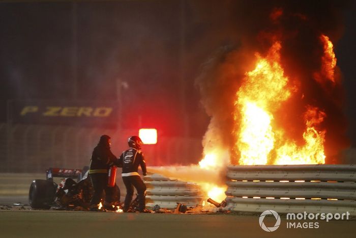 Los bomberos usan un extintor en el horrible accidente de Romain Grosjean, Haas VF-20, en la primera vuelta del Gran Premio de Bahrein