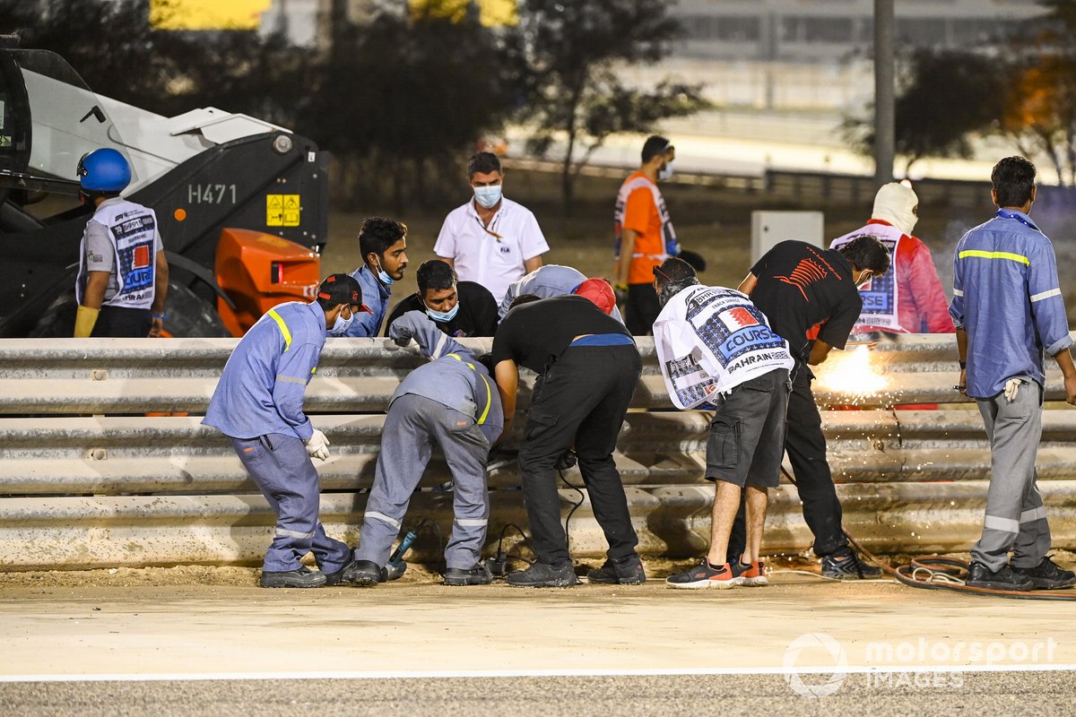 Michael Masi, Director de Carrera de la FIA, asiste a la escena del accidente de Romain Grosjean, Haas VF-20, en la primera vuelta