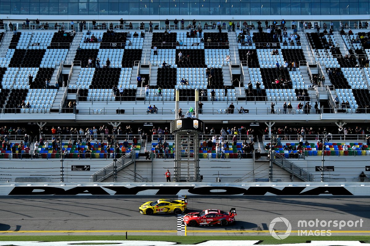 #3 Corvette Racing Corvette C8.R, GTLM: Start, Nicky Catsburg, Jordan Taylor, Antonio Garcia