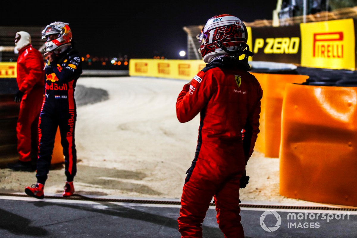 Max Verstappen, Red Bull Racing, Charles Leclerc, Ferrari, a bordo pista dopo il ritiro