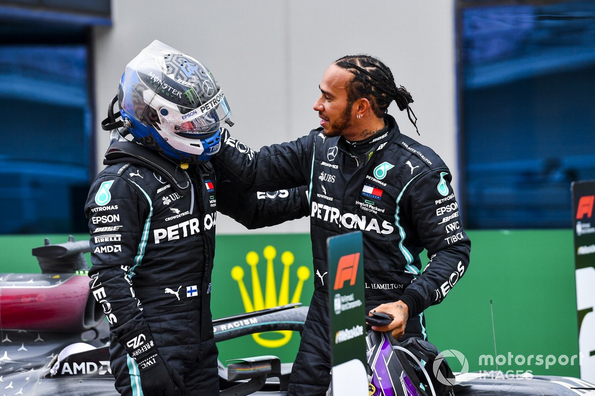 Lewis Hamilton, Mercedes-AMG F1 celebra en Parc Ferme después de conseguir su 7º título de campeón del mundo de pilotos con Valtteri Bottas, Mercedes-AMG F1