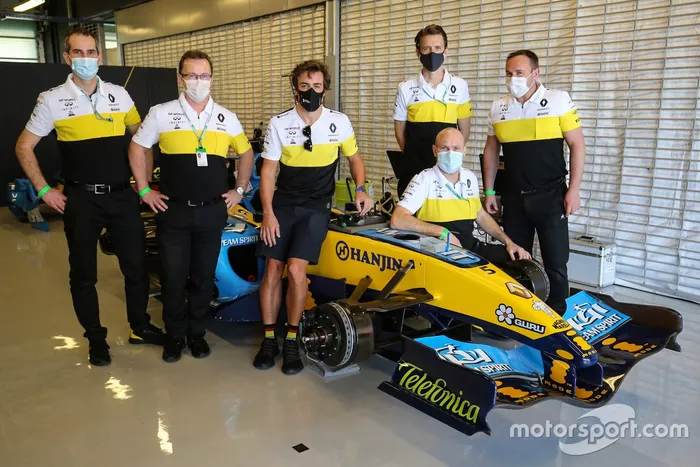 Fernando Alonso, Renault F1 Team, con el Renault R25 de 2005 y miembros del equipo Renault