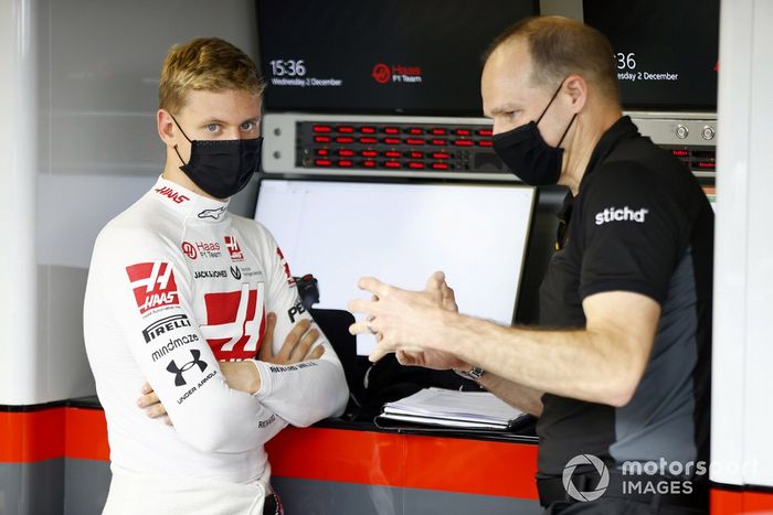 Mick Schumacher, Haas F1, habla con Gary Gannon