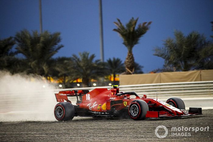 Charles Leclerc, Ferrari SF1000, se va a la grava