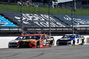 Martin Truex Jr., Joe Gibbs Racing, Toyota Camry Bass Pro et Chase Elliott, Hendrick Motorsports, Chevrolet Camaro NAPA Auto Parts