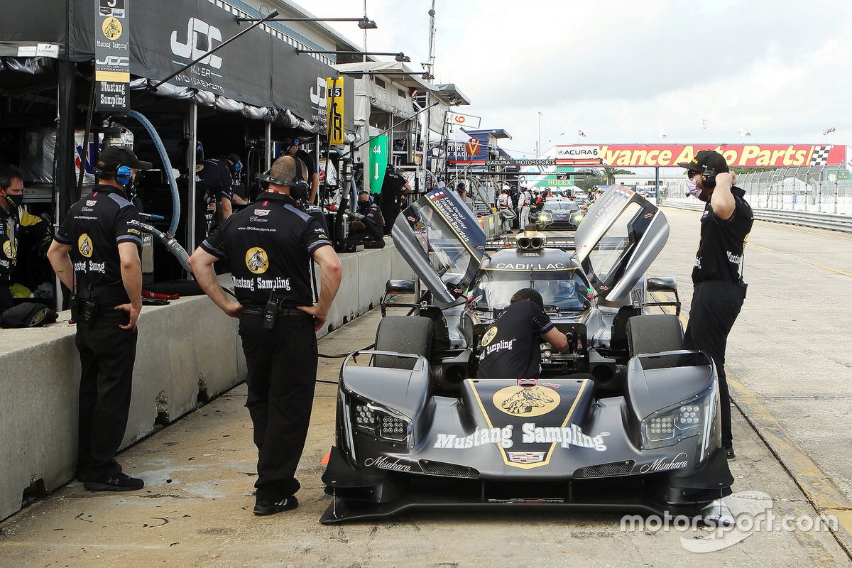 #5 JDC-Miller MotorSports Cadillac DPi: Sebastien Bourdais, Tristan Vautier, Loic Duval crew at work