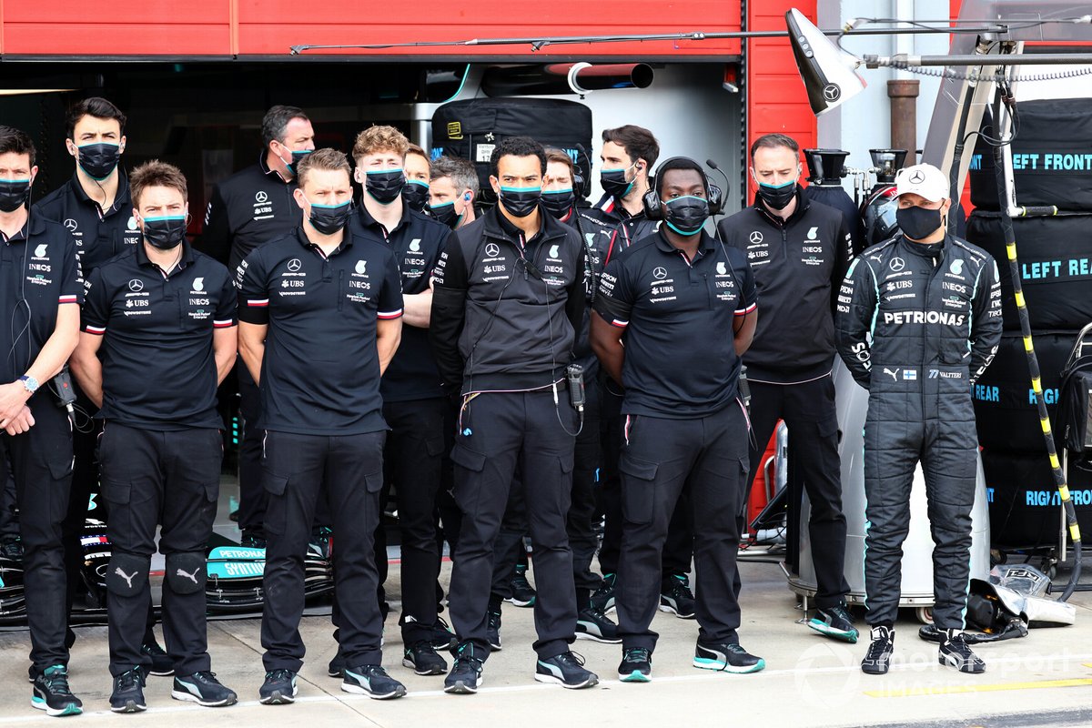 Valtteri Bottas, Mercedes insieme al team Mercedes F1, durante il minuto di silenzio in memoria di Fausto Gresini