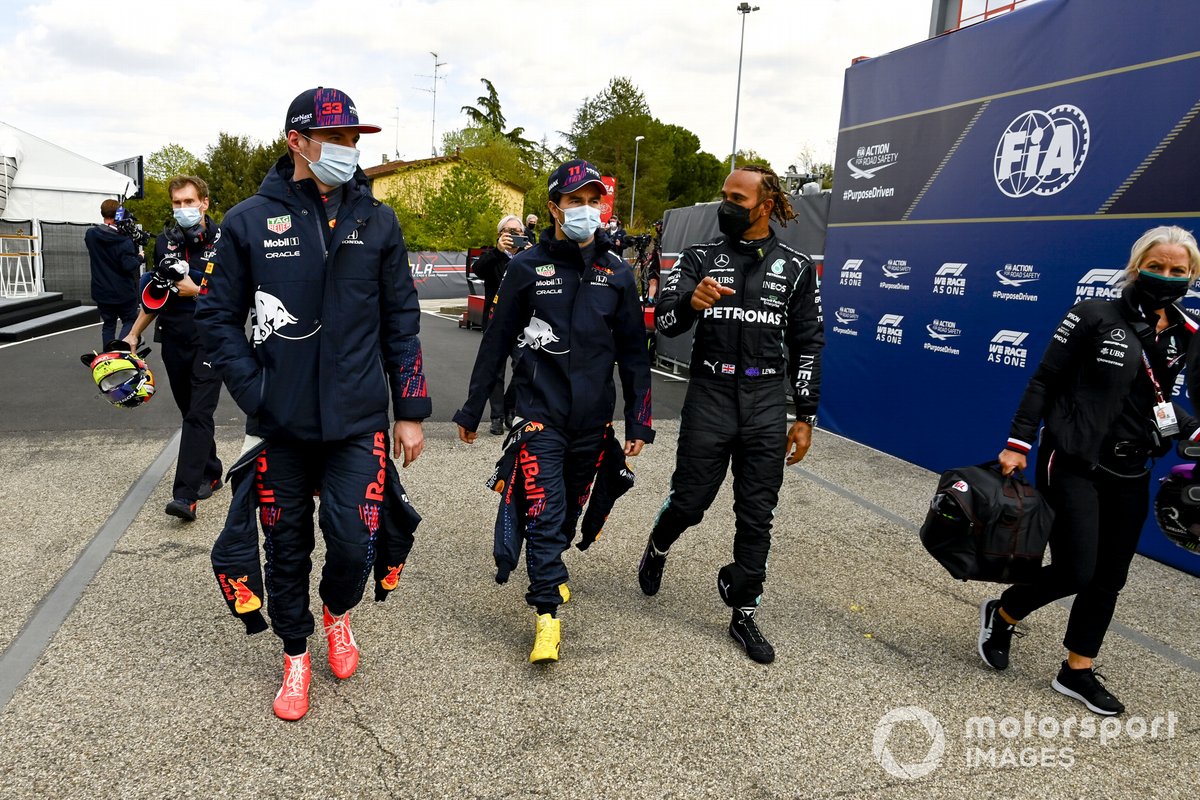 Max Verstappen, Red Bull Racing, Sergio Pérez, Red Bull Racing y Lewis Hamilton, Mercedes piloto de la Pole, caminando hacia la Conferencia de Prensa
