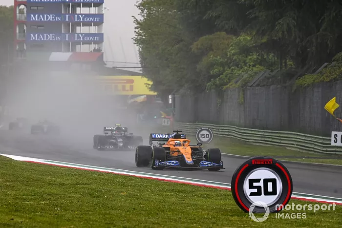 Daniel Ricciardo, McLaren MCL35M, Pierre Gasly, AlphaTauri AT02