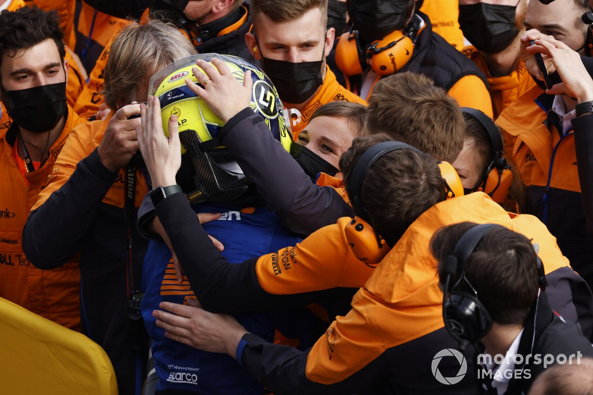 Miembros del equipo McLaren felicitan a Lando Norris, McLaren, 3ª posición, en Parc Ferme