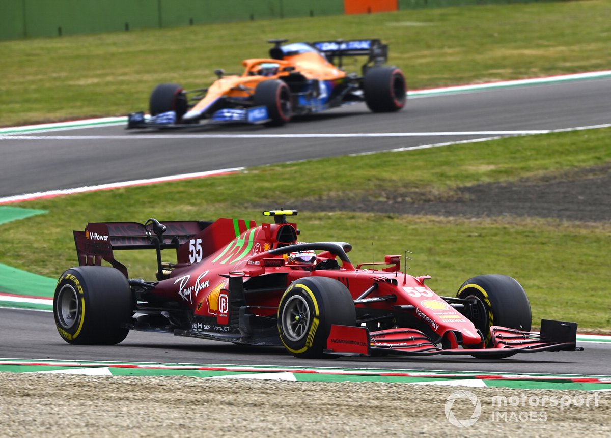 Carlos Sainz Jr., Ferrari SF21, Daniel Ricciardo, McLaren MCL35M.