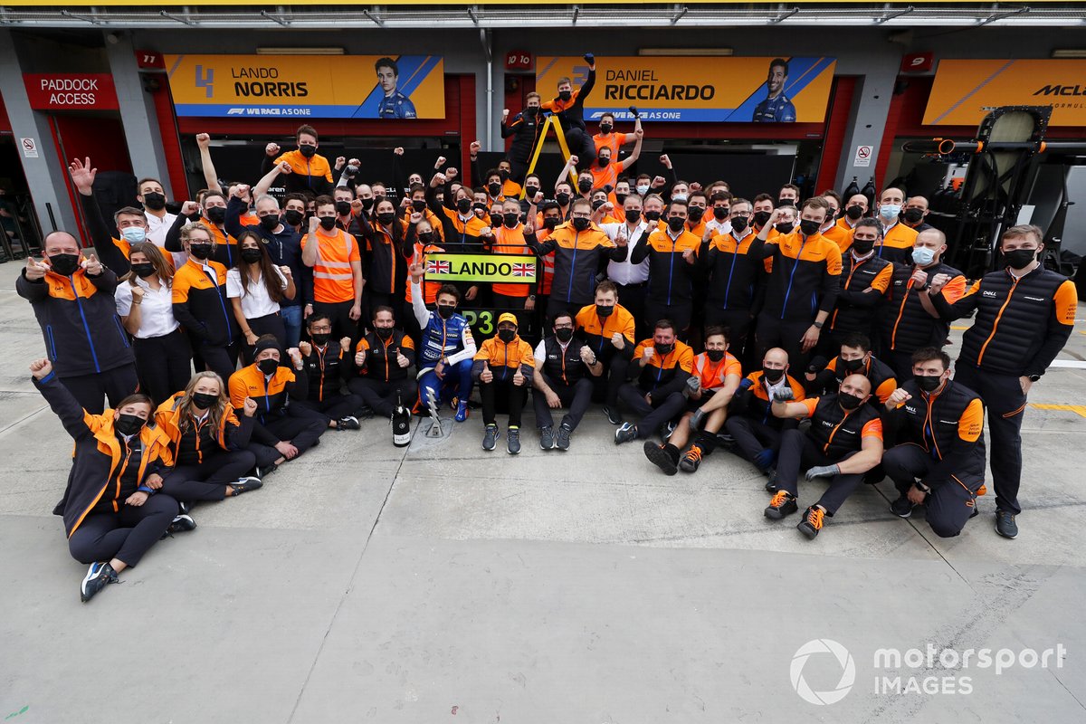 Lando Norris, McLaren, 3ª posición, Daniel Ricciardo, McLaren, Andreas Seidl, director del equipo McLaren, y el equipo McLaren celebran