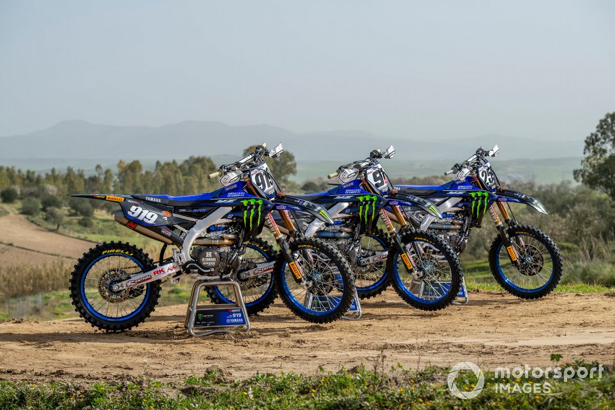 Van links naar rechts: de motoren van Ben Watson, Jeremy Seewer en Glenn Coldenhoff, Monster Energy Yamaha Factory Racing