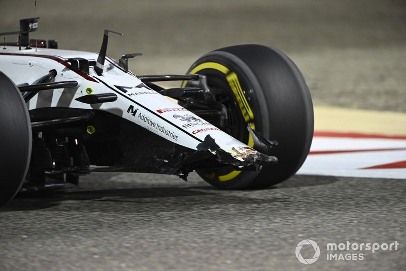 Daños en el alerón delantero del coche de Kimi Raikkonen, Alfa Romeo Racing C41