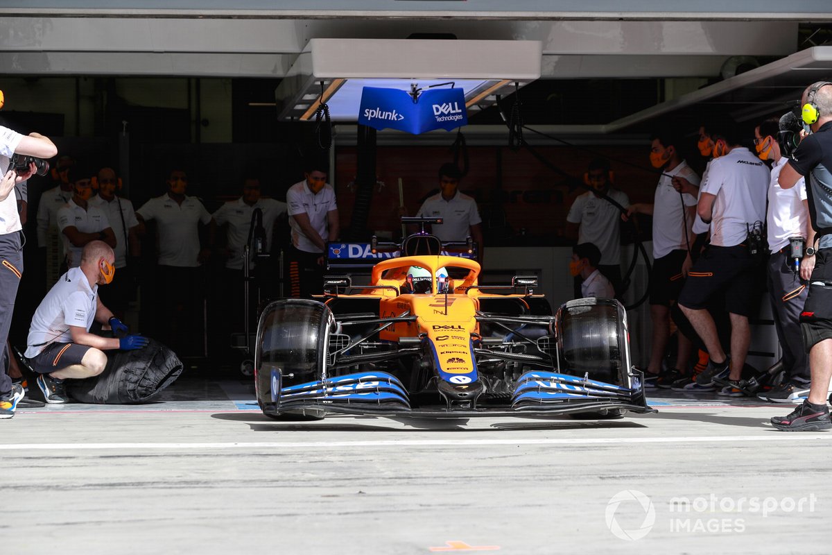 Daniel Ricciardo, McLaren MCL35M, esce dal garage
