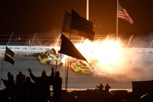 Joey Logano, Team Penske, Ford Mustang Shell Pennzoil, Kyle Busch, Joe Gibbs Racing, Toyota Camry M&M's