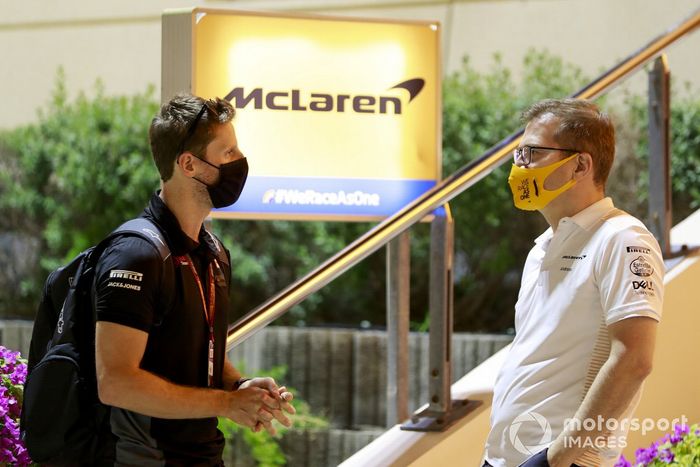 Romain Grosjean, Haas F1 habla con Andreas Seidl, director del equipo, McLaren en el paddock
