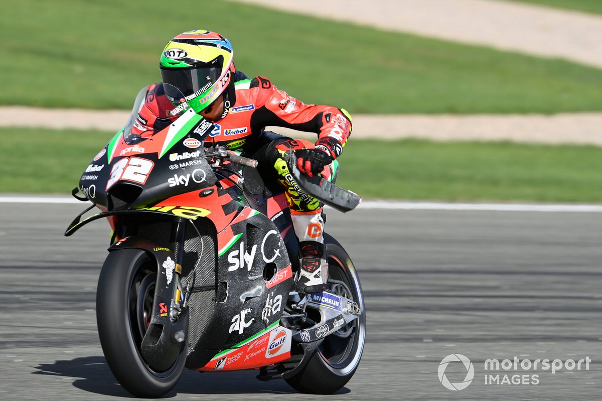 Lorenzo Savadori, Aprilia Racing Team Gresini, mentre toglie un pezzo della moto