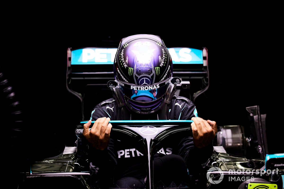 Lewis Hamilton, Mercedes, entra nella sua monoposto