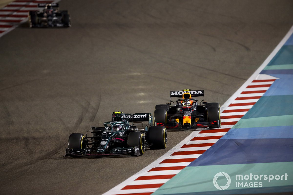 Sebastian Vettel, Aston Martin AMR21, Sergio Pérez, Red Bull Racing RB16B