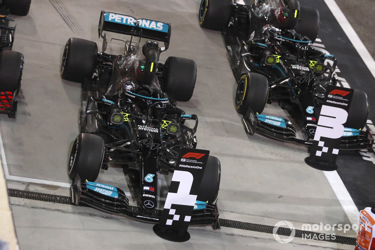 Los monoplazas del ganador Lewis Hamilton, Mercedes W12, el tercer lugar Valtteri Bottas, Mercedes W12, en Parc Ferme