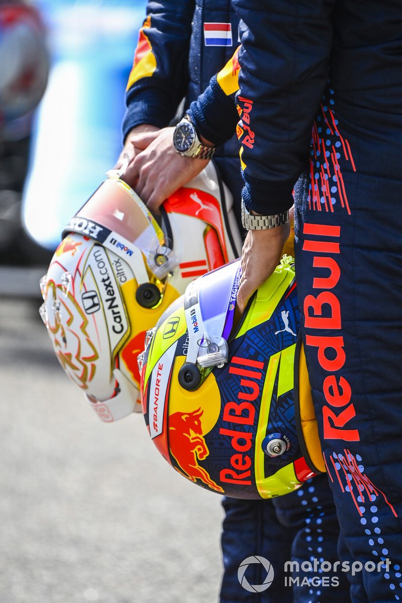 Los cascos de Max Verstappen, Red Bull Racing, y Sergio Pérez, Red Bull Racing