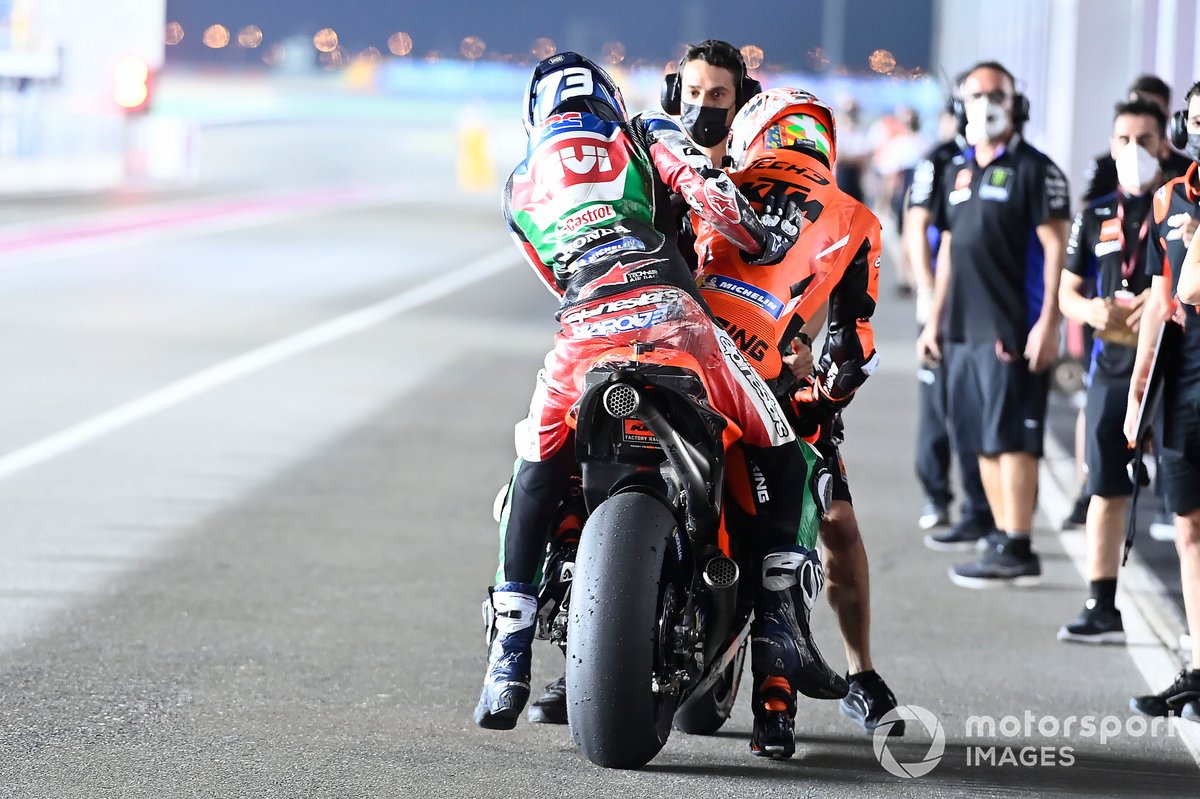 Iker Lecuona, KTM Tech3, ayuda a Alex Márquez, Team LCR Honda, a regresar tras una caída