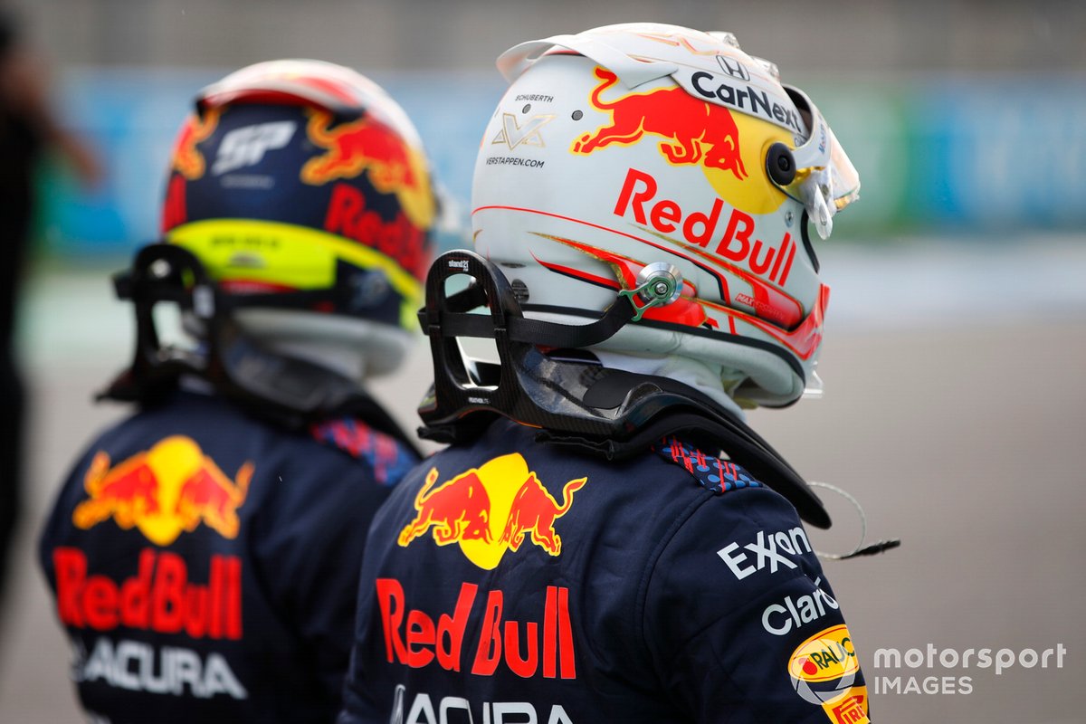 Sergio Pérez, Red Bull Racing, y Max Verstappen, Red Bull Racing, en el Parc Ferme