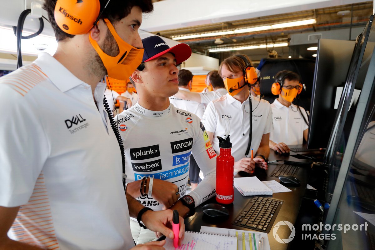 Lando Norris, McLaren, con los ingenieros