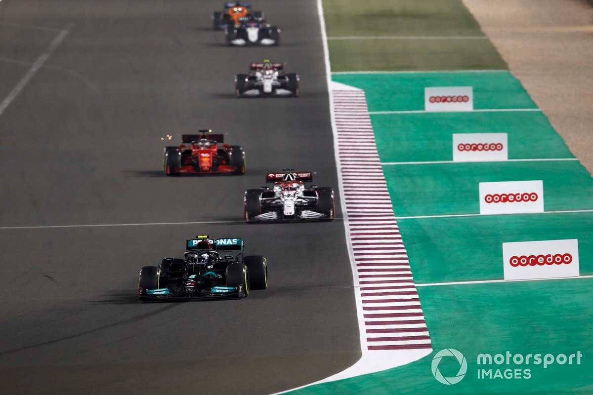 Valtteri Bottas, Mercedes W12, precede Kimi Raikkonen, Alfa Romeo Racing C41 e Charles Leclerc, Ferrari SF21.