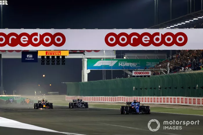 Fernando Alonso, Alpine A521, Pierre Gasly, AlphaTauri AT02, y Sergio Pérez, Red Bull Racing RB16B