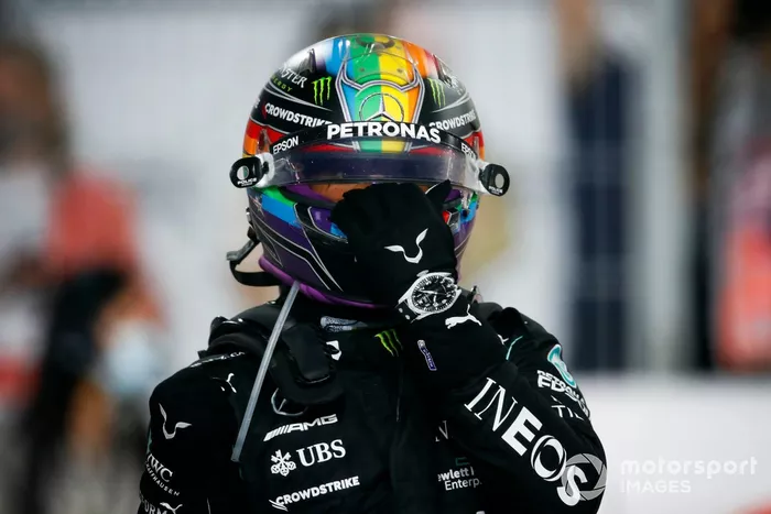 Ganador Lewis Hamilton, Mercedes, en Parc Ferme