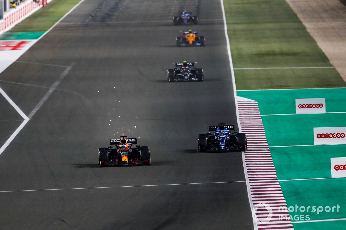 Max Verstappen, Red Bull Racing RB16B, adelanta a Fernando Alonso, Alpine A521