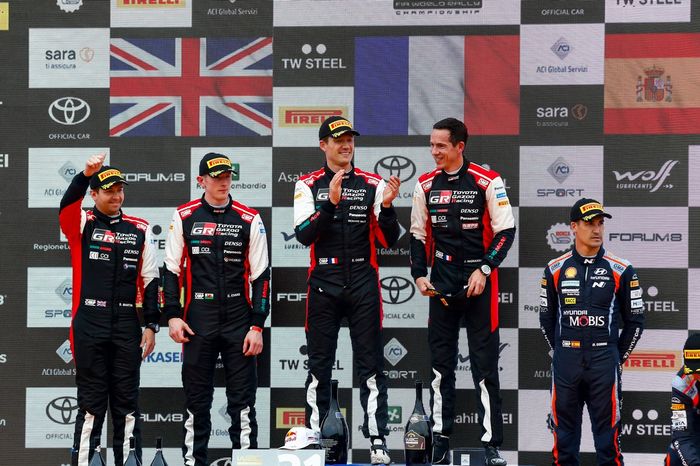 Podio: Ganadores Sébastien Ogier, Julien Ingrassia, Toyota Gazoo Racing WRT Toyota Yaris WRC, segundos Elfyn Evans, Scott Martin, Toyota Gazoo Racing WRT Toyota Yaris WRC