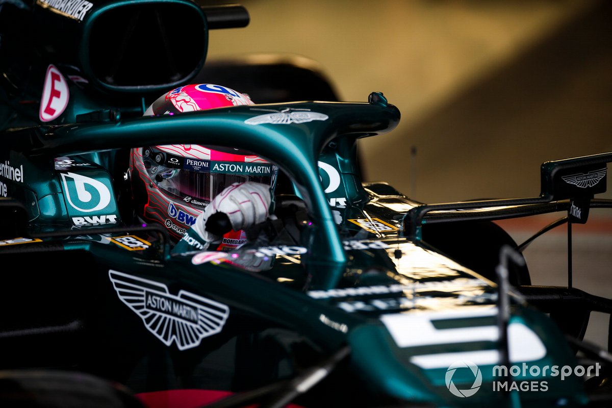 Sebastian Vettel, Aston Martin AMR21, lascia il garage