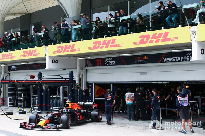Sergio Pérez, Red Bull Racing RB16B, sale del garaje