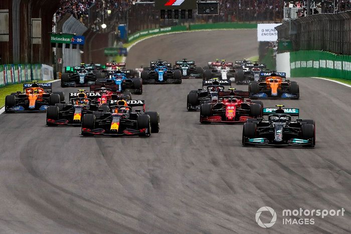 Valtteri Bottas, Mercedes W12, adelanta a Max Verstappen, Red Bull Racing RB16B en la salida