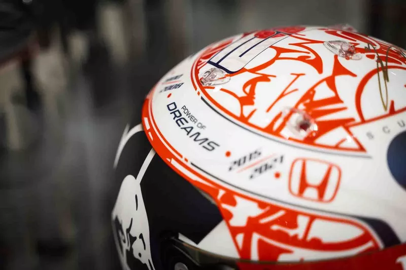 Yuki Tsunoda's special helmet for F1 2021 Abu Dhabi GP