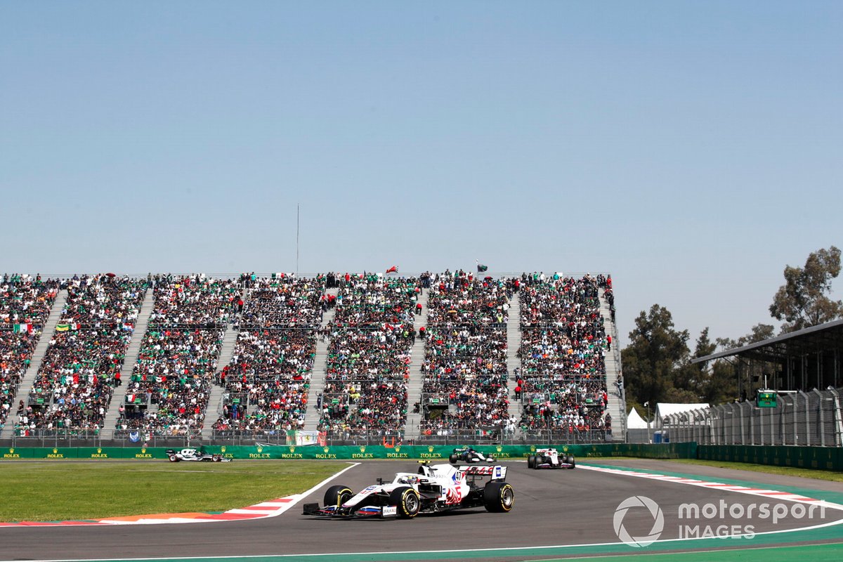 Mick Schumacher, Haas VF-21, Nikita Mazepin, Haas VF-21, y George Russell, Williams FW43B, en la salida