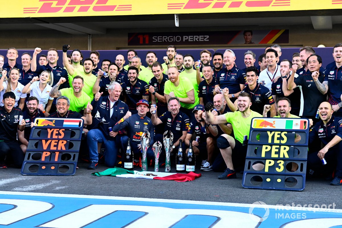 Max Verstappen, Red Bull Racing, 1ª posición, Christian Horner, director del equipo, Red Bull Racing, Sergio Pérez, Red Bull Racing, 3ª posición, Adrian Newey, director técnico, Red Bull Racing, y el equipo Red Bull Racing celebran después de la carrera
