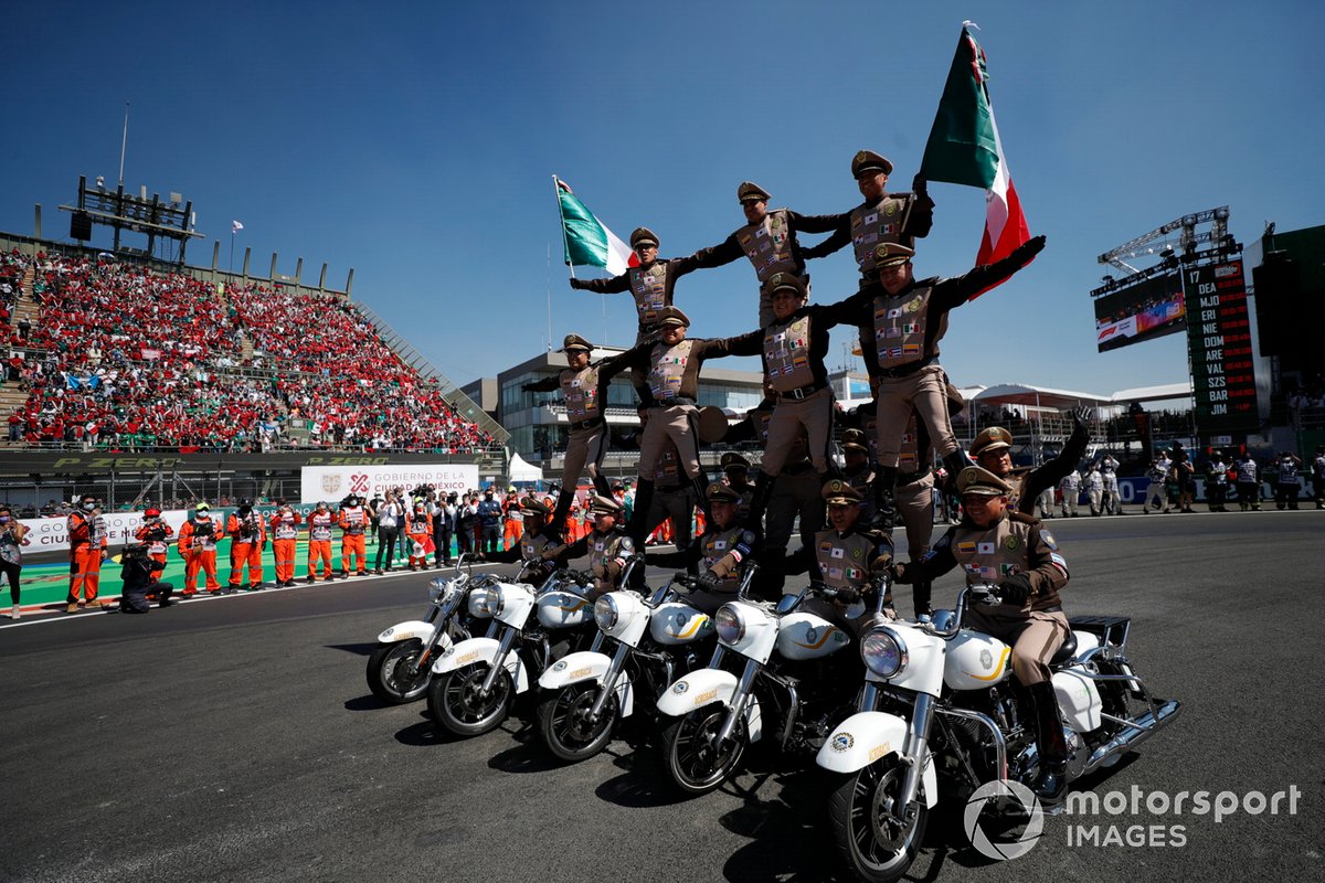 Un equipo de exhibición de motos actúa para el público antes de la salida