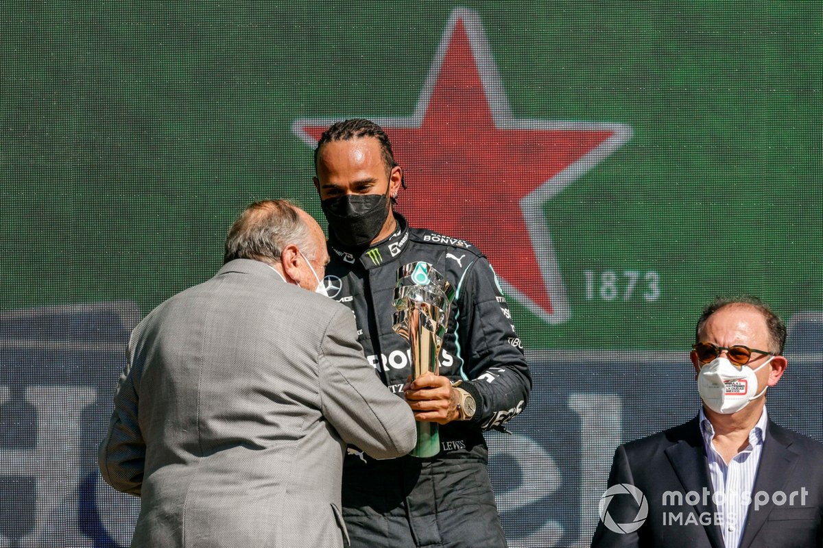 Podio: Lewis Hamilton, Mercedes, 2ª posición, recibe su trofeo de manos de José Abed, vicepresidente deportivo de la FIA