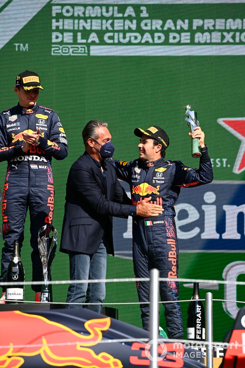 Carlos Slim felicita a Sergio Pérez, de Red Bull Racing, por su tercera posición, en el podio