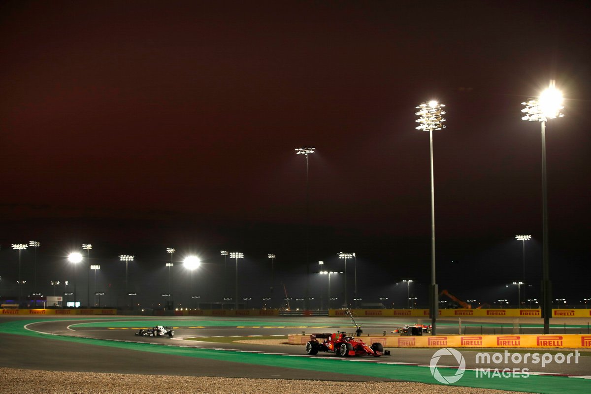 Charles Leclerc, Ferrari SF21, precede Pierre Gasly, AlphaTauri AT02